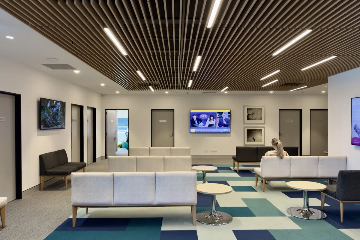 Sala de espera del centro de urología en Zapopan