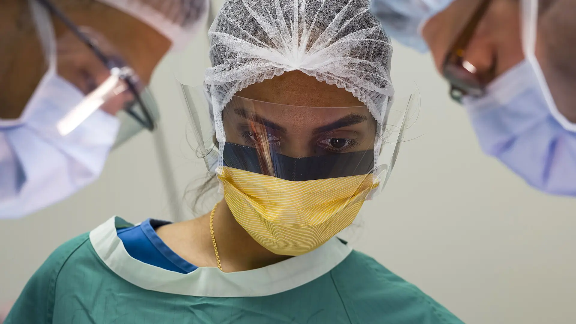 Especialistas en urología certificados durante un procedimiento quirúrgico