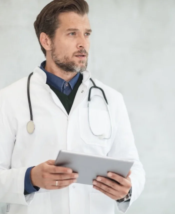 Médico urólogo especialista revisando estudios en una tableta